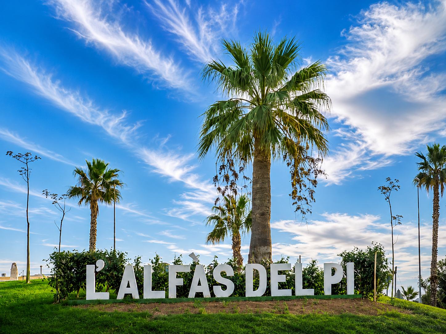Letras gigantes 'L'Alfàs del Pi' con palmeras, símbolo del municipio en la Costa Blanca