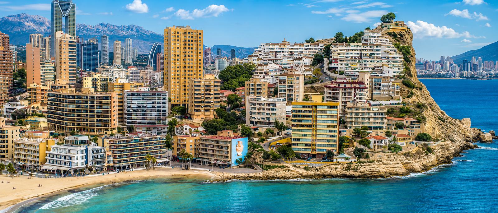 Cala de Finestrat con vistas al mar, Sierra Helada y urbanizaciones de Marina Baixa