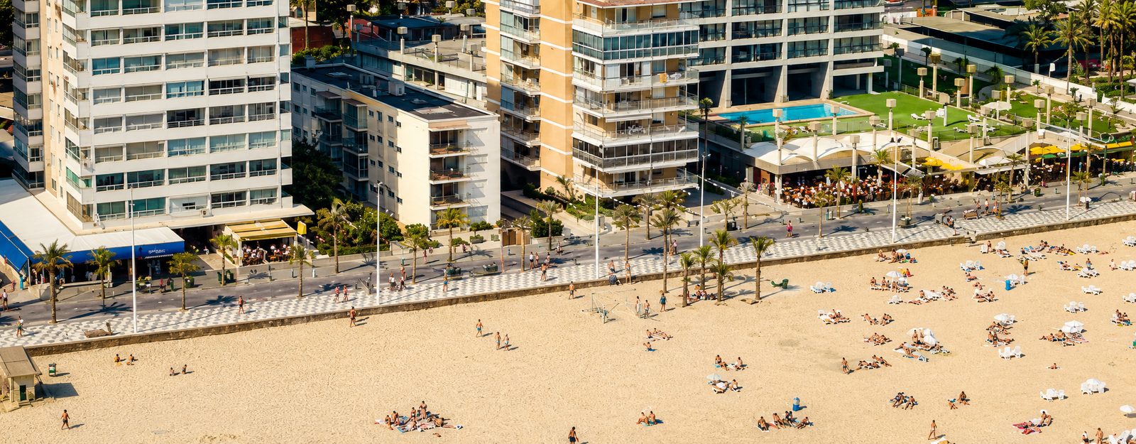 Vista panorámica de Playa de Levante Benidorm con edificios de apartamentos turísticos
