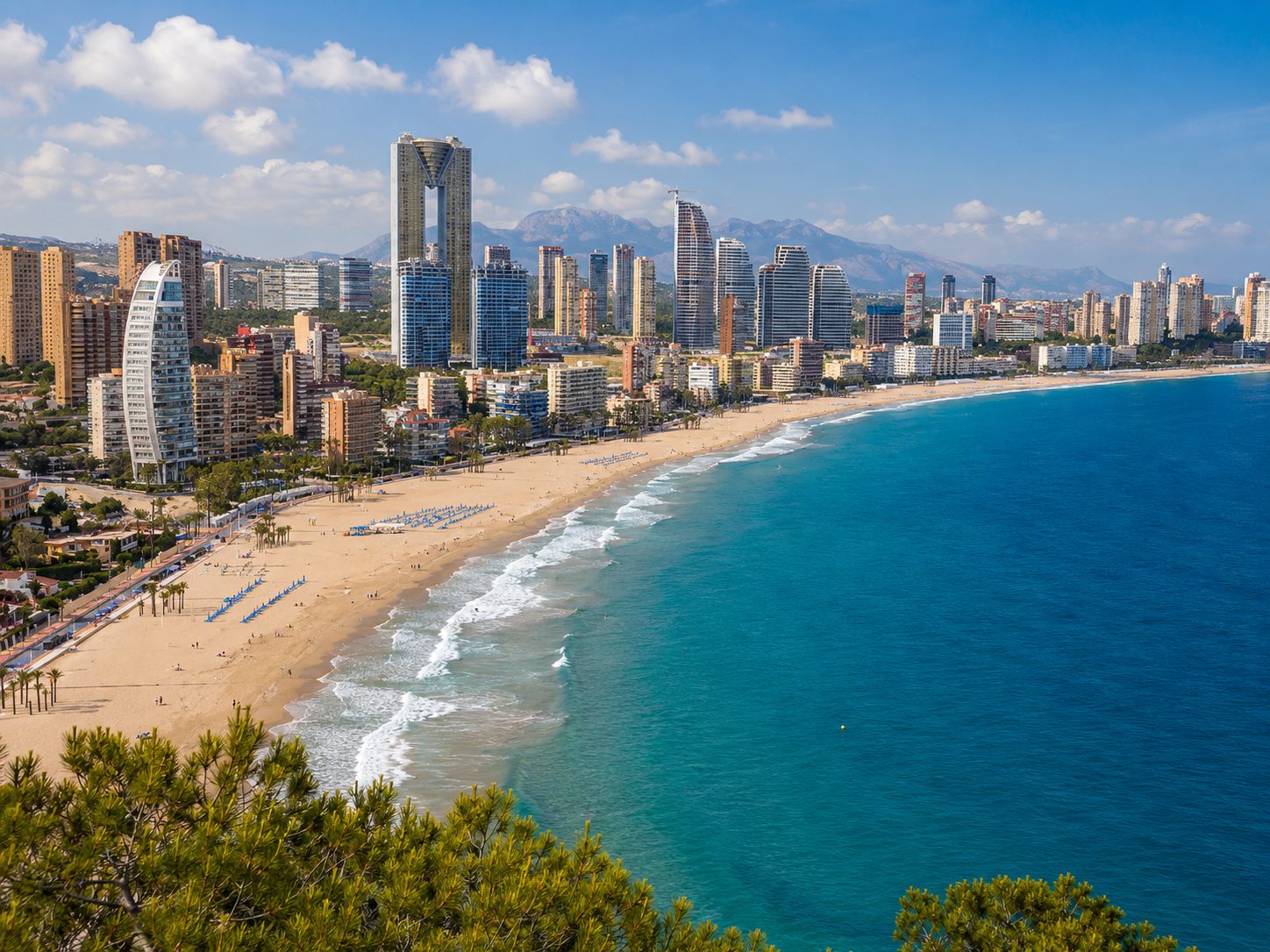 Vista panorámica de Playa de Poniente Benidorm desde el Balcón del Mediterráneo